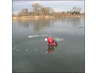 Záchrana osob na zamrzlé hladině Dolní Benešov
